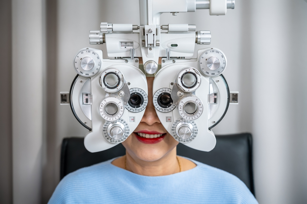 senior,asian,female,vision,test,using,phoropter,for,eye,examination